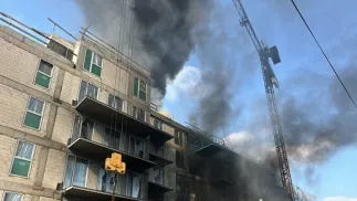 Na miejsce zadysponowano dziewięć zastępów straży pożarnej. Fot. FB/Komenda Miejska PSP m.st. Warszawy