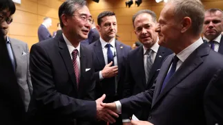 Токио. Дональд Туск на встрече в посольстве Польши с японскими парламентариями, представителями бизнеса и студентами-полонистами. Fot.X @PremierRP