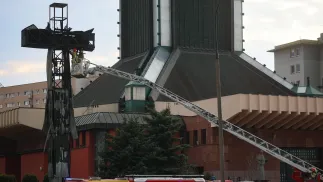 Spłonął krzyż przed kościołem parafialnym św. Maksymiliana Marii Kolbego przy ulicy Rzymowskiego w Warszawie Fot. PAP/Leszek Szymański