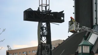 Krzyż przed kościołem parafialnym św. Maksymiliana Marii Kolbego przy ulicy Rzymowskiego w Warszawie. Fot. PAP/Leszek Szymański