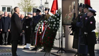 Prezydent RP Karol Nawrocki (L) podczas Apelu Pamięci przed Pałacem Prezydenckim w Warszawie Fot.	PAP/Paweł Supernak