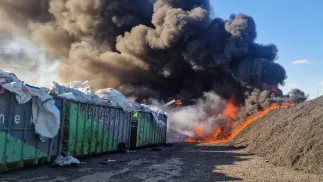 Pożar w zakładzie utylizacji opon w Rożentalu. Fot. PAP/KP PSP Tczew