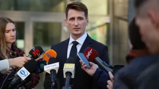 Prokurator Bartosz Kilian podczas konferencji prasowej przed budynkiem Prokuratury Rejonowej w Dąbrowie Górniczej Fot. PAP/Art Service