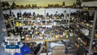 Słoiki z podejrzaną substancją znalezione w piwnicy domu w Płocku. Fot. Policja w Płocku