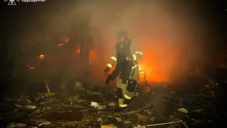 Пожежники нейтралізують наслідки російського удару. 26 квітня 2026 р. Одеса, Україна. Fot. Facebook/ДСНС України