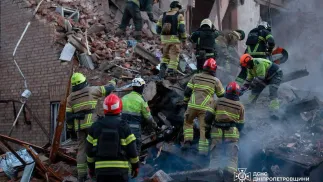 У місті Дніпро на місці зруйнованої росіянами п'ятиповерхівки триває пошуково-рятувальна операція. Fot. Facebook/МВС України