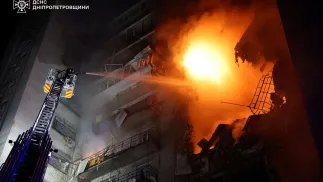 Многоквартирный дом в Днепре после прилета дрона. Fot. ДСНС України