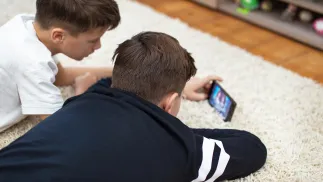 Dzieci z telefonem (zdjęcie ilustracyjne). Fot. Adobe Stock/sakkmesterke