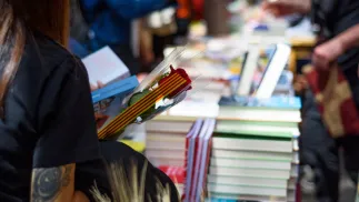 Sant Jordi - dzień, w którym Barcelona pachnie różami i książkami. Fot. davide bonaldo/Adobe Stock