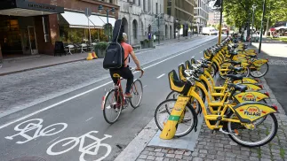 Rowerzysta w Helsinkach. Fot. Bumble Dee/Adobe Stock