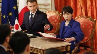 Emmanuel Macron i Sanae Takaichi Fot. PAP/EPA/FRANCK ROBICHON/POOL