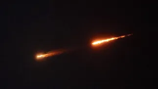 Rakiety lecące w stronę Jerozolimy. Fot. PAP/EPA/ABIR SULTAN