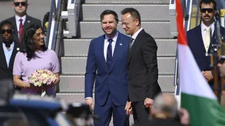 Wiceprezydent J.D. Vance z małżonką po wylądowaniu na Węgrzech Fot. PAP/EPA/Zsolt Szigetvary