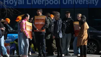 Protest lekarzy rezydentów w Wielkiej Brytanii. Fot. PAP/ EPA/ADAM VAUGHAN 