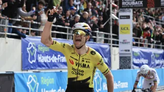 Belg Wout van Aert. Fot. EPA/CHRISTOPHE PETIT TESSON