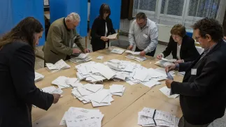 Liczenie głosów w wyborach na Węgrzech Fot. PAP/EPA/PETER LAKATOS