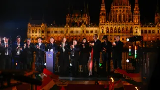 Peter Magyar na tle węgierskiego parlamentu Fot. PAP/EPA/Robert Hegedus