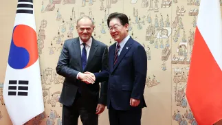 Premier Donald Tusk z prezydentem Republiki Korei Li Dze Mjungiem Fot. PAP/EPA/YONHAP