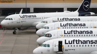 Odwoływane loty dotyczyć będą prawdopodobnie także połączeń do i z Polski. Fot. PAP/EPA/RONALD WITTEK