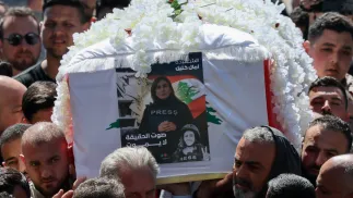 Ludzie niosą trumnę libańskiej dziennikarki Amal Khalil podczas procesji pogrzebowej we wsi Baisariyah w południowym Libanie Fot. PAP/EPA/WAEL HAMZEH