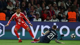 Michael Olise (L) i  Lucas Hernandez (P). Fot. EPA/MOHAMMED BADRA