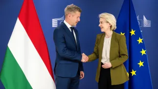 Ursula von der Leyen (P) i Peter Magyar (L). Fot. EPA/JOHN THYS / POOL