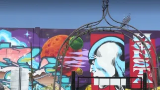 Ściana graffiti w Berlinie. Fot AFP