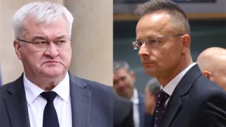 Szef MSZ Ukrainy Andrij Sybiha i szef MSZ Węgier Peter Szijjarto. Fot. PAP/EPA/OLIVIER HOSLET/TERESA SUAREZ