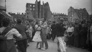 Warszawa. Zdjęcie ze zbiorów fotoreporterskich Polskiej Agencji Prasowej. Fot. PAP/Stanisław Dąbrowiecki