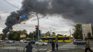Dym unosi się po rosyjskim ataku na Kijów. Fot. PAP/EPA/ MAXYM MARUSENKO (zdjęcie ilustracyjne)