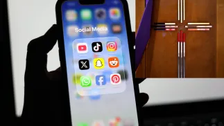 Smarfon, konfesjonał. Zdj. ilustracyjne. Fot. PAP/Przemysław Piątkowski/ EPA/ADAM VAUGHAN 