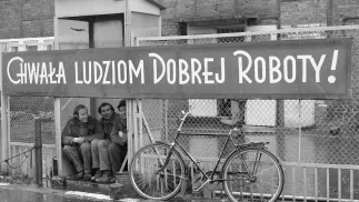 Gdańsk 22.08.1980. Strajk w Stoczni im. Lenina. Robotnicy i rower. Fot. PAP/Maciej Billewicz