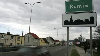 Rumia, tablica z nazwą miasta. Fot. PAP/Adam Warżawa