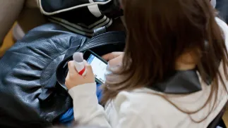 Nastolatka ze smartfonem Fot. PAP/Lech Muszyński