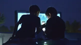 Dzieci ze smartfonem. Zdj. ilustracyjne. Fot. PAP/Marcin Obara