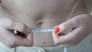 Mierzenie talii centymetrem Fot. PAP/Archiwum Turczyk