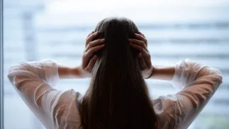 Kobieta zakrywa uszy dłońmi. Zdj. ilustracyjne. Fot. PAP/Jacek Turczyk 