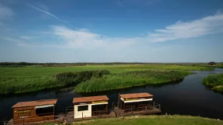 Tratwy dla turystów na rzece Biebrzy w Biebrzańskim Parku Narodowym we Wroceniu. Fot. PAP/Michał Zieliński