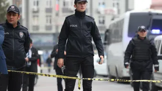 Tureccy policjanci. Fot. PAP/EPA/TOLGA BOZOGLU 