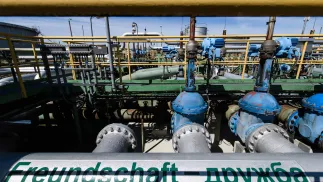 Часть трубопровода "Дружба" (Freundschaft) на нафтопереробном заводе в Шведте в Германии. Фотоиллюстрация. Fot. PAP/EPA/CLEMENS BILAN