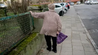 Starsza kobieta. Zdj. ilustracyjne. Fot. PAP/Marcin Bielecki