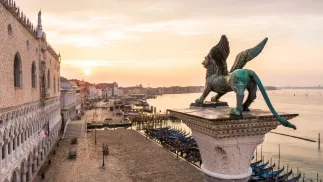 Widok na nabrzeże Riva degli Schiavoni na placu Piazza San Marco, fot. PAP/EPA/ANSA/FABIO MUZZI