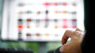 Człowiek przy komputerze. Zdj. ilustracyjne. Fot. PAP/EPA/SASCHA STEINBACH