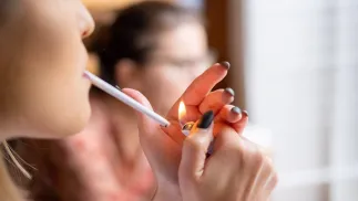 Kobieta paląca papierosa. Fot. PAP/Archiwum Kalbar