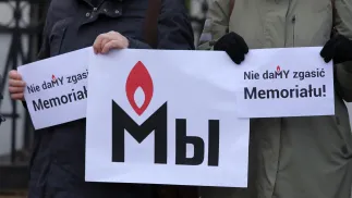 Warszawa, 21.11.2021. Protest w obronie stowarzyszenia „Memoriał” pod Ambasadą Federacji Rosyjskiej Fot. PAP/Tomasz Gzell