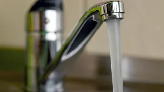 Zanieczyszczenie ujawniono przy jednej ze stacji benzynowej w Augustowie. Fot. PAP/	Darek Delmanowicz