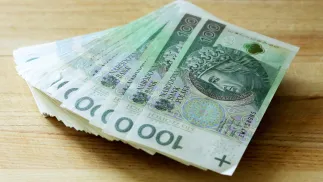 Banknoty stuzłotowe Fot. PAP/Tomasz Waszczuk