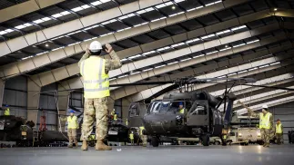 Американские вертолёты Black Hawk на военной базе в Королевстве Нидерланды. Фотоиллюстрация. Fot. PAP/EPA/ROBIN VAN LONKHUIJSEN