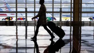 Pasażer na lotnisku, zdjęcie ilustracyjne, fot. PAP/EPA/cMICHAEL REYNOLDS