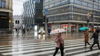 Deszczowe ulice Warszawy, zdjęcie ilustracyjne, fot. PAP/Albert Zawada